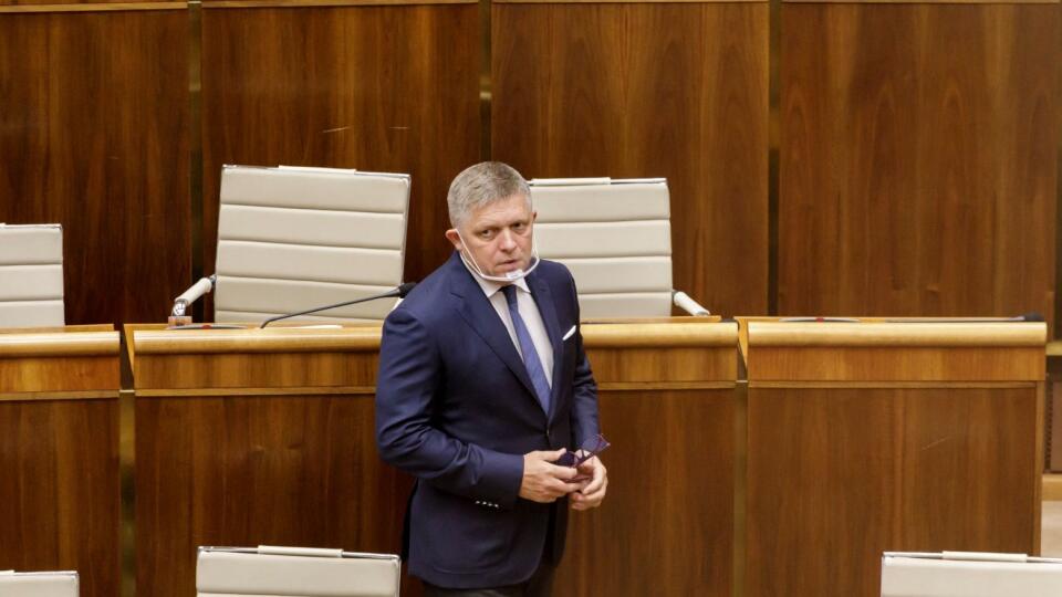 Úrad verejného zdravotníctva (ÚVZ) SR by mohol pri tvorbe protipandemických opatrení prihliadať na digitálny COVID preukaz. Na snímke poslanec NR SR Robert Fico (SMER-SD) počas rokovania 35. schôdze Národnej rady SR 24. júla 2021 v Bratislave. FOTO TASR