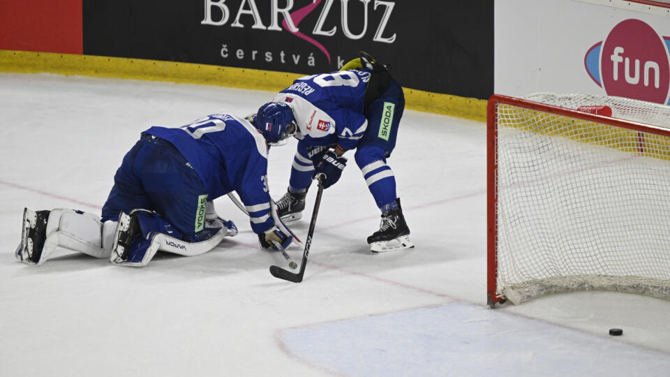 Na snímke dole prekonaný brankár Matej Tomek, prihovára sa mu Pavol Regenda (obaja Slovensko) v prípravnom hokejovom zápase pred MS Slovensko - Nemecko, 29. apríla 2023 v Trenčíne. FOTO TASR - Radovan Stoklasa