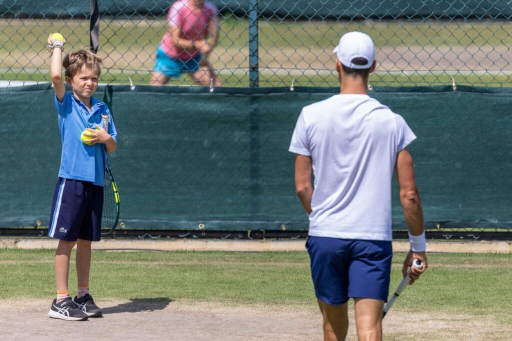 Djokovičovým sparingpartnerom na Wimbledone je aj jeho syn Stefan, s ktorým trénuje na tráve.