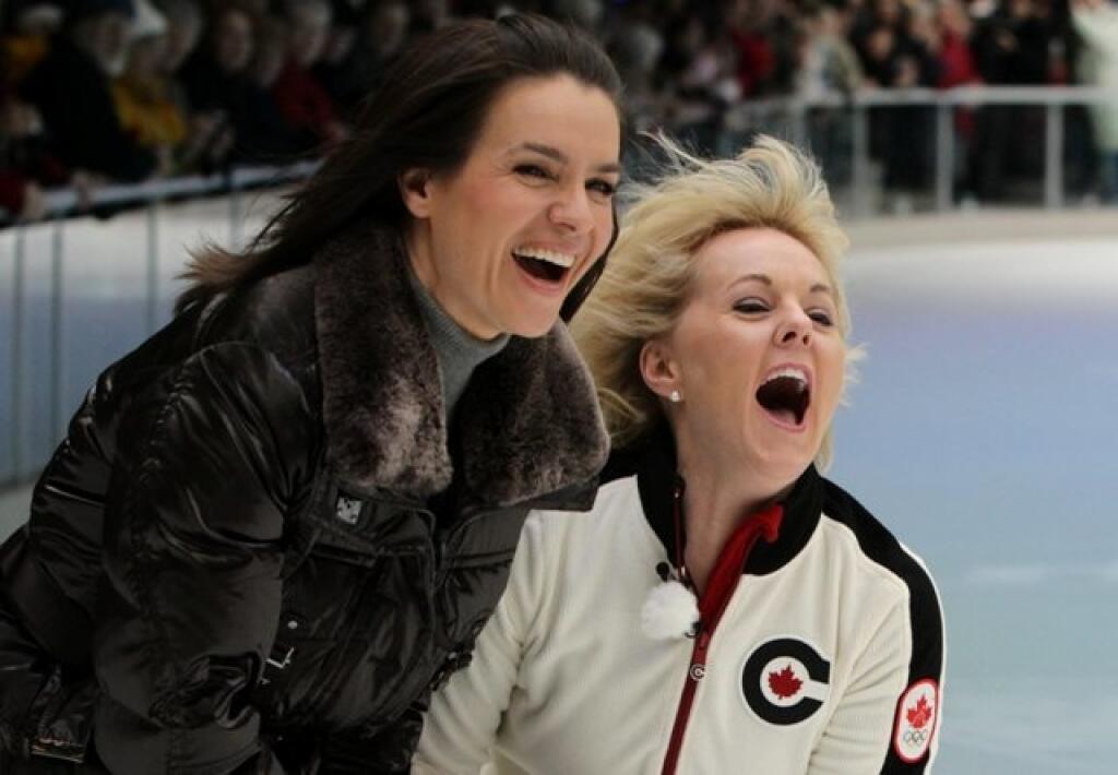 Katarina Wittová z Nemecka(vľavo) a Kanaďanka Elizabeth Manleyová na ľade v kanadskom Vancouveri, dejisku ZOH 2010.