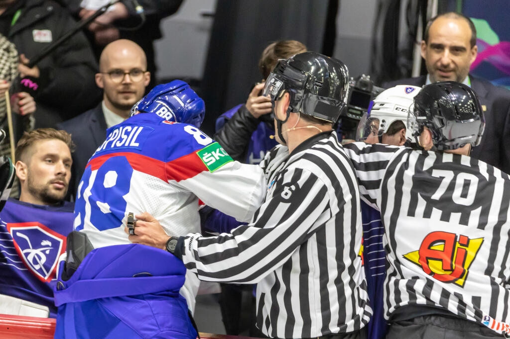 Na snímke je Kristián Pospíšil počas úvodného zápasu slovenskej hokejovej reprezentácie v ľadovom hokeji proti Francúzsku.
