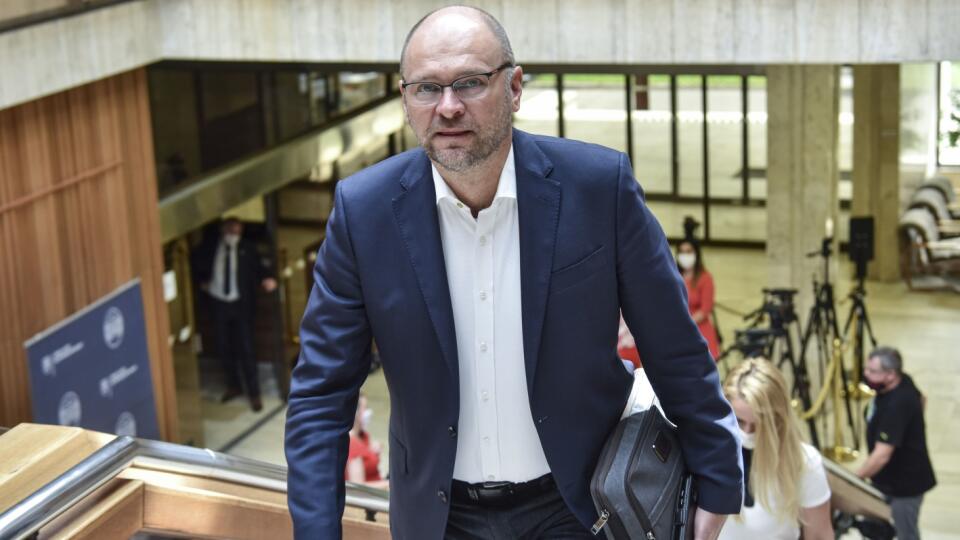 RICHARD SULÍK Súčasný minister hospodárstva si nemyslí, že sa byt rýchlo predá, preto nechce hovoriť o tom, ako si jeho hodnotu podelia s exmanželkou.