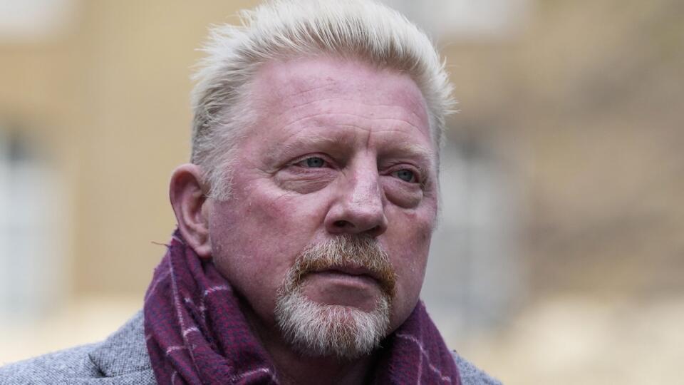 JB 34 Londýn - Bývalý nemecký tenista Boris Becker prichádza na súd v Londýne 7. apríla 2022. Becker je obvinený z 19 priestupkov za neposkytnutie finančných prostriedkov a majetku v rámci konkurzného konania. FOTO TASR/AP
Former tennis player Boris Becker arrives at Southwark Crown Court in London, Thursday, April 7, 2022. Becker is in court accused of filing to hand over trophies from his glittering tennis career to settle debts, relating to charges over his bankruptcy.(AP Photo/Frank Augstei