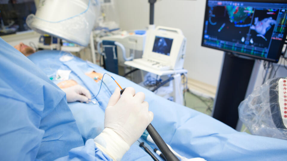 Stredoslovenský ústav srdcových a cievnych chorôb (SÚSCCH) v Banskej Bystrici úspešne lieči srdcové fibrilácie. Človek na operačnej sále počas zákroku. Operuje kardiológ MUDr. Adrián Bystriansky.
