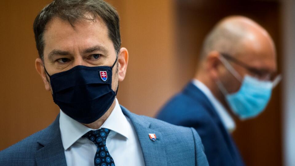 Na snímke zľava predseda vlády SR Igor Matovič (OĽaNO) sa rozpráva s novinármi a minister hospodárstva SR a prvý podpredseda vlády pre ekonomiku SR Richard Sulík (SaS)