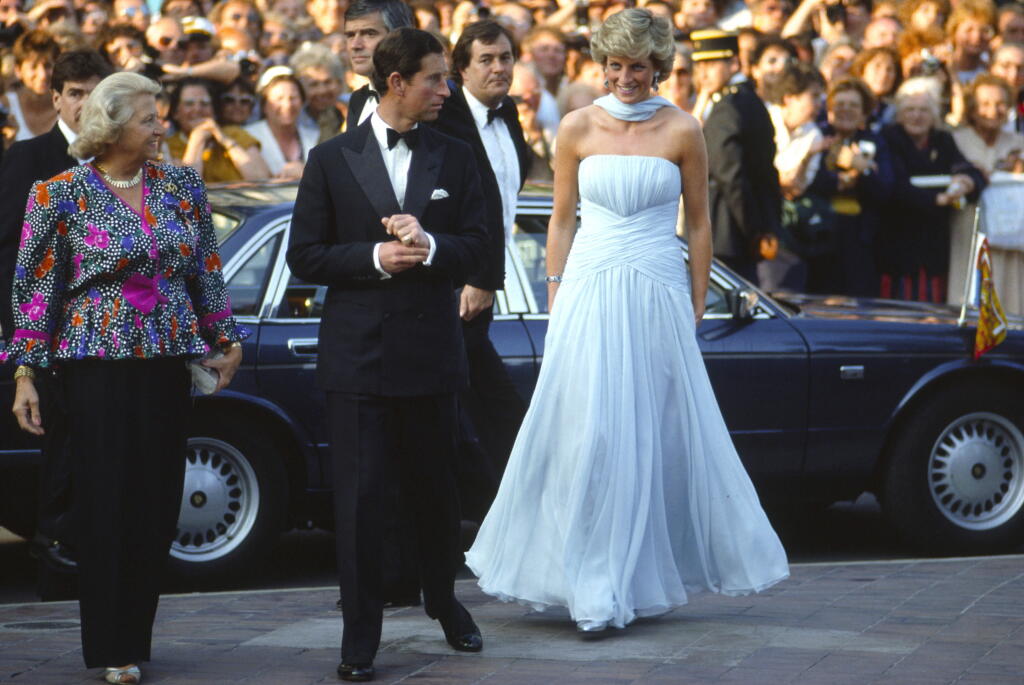 V roku 1987 zavítala do Cannes na filmový festival aj princezná Diana († 36), ktorá by nedávno oslávila svoje 60. narodeniny. Pred tým, než si dala Diana svoje krásne šaty na slávnostnú večeru, pricestovala na festival v bielom sáčku a modrej, vzorovanej sukni, taktiež z kolekcie Catherine Walker.