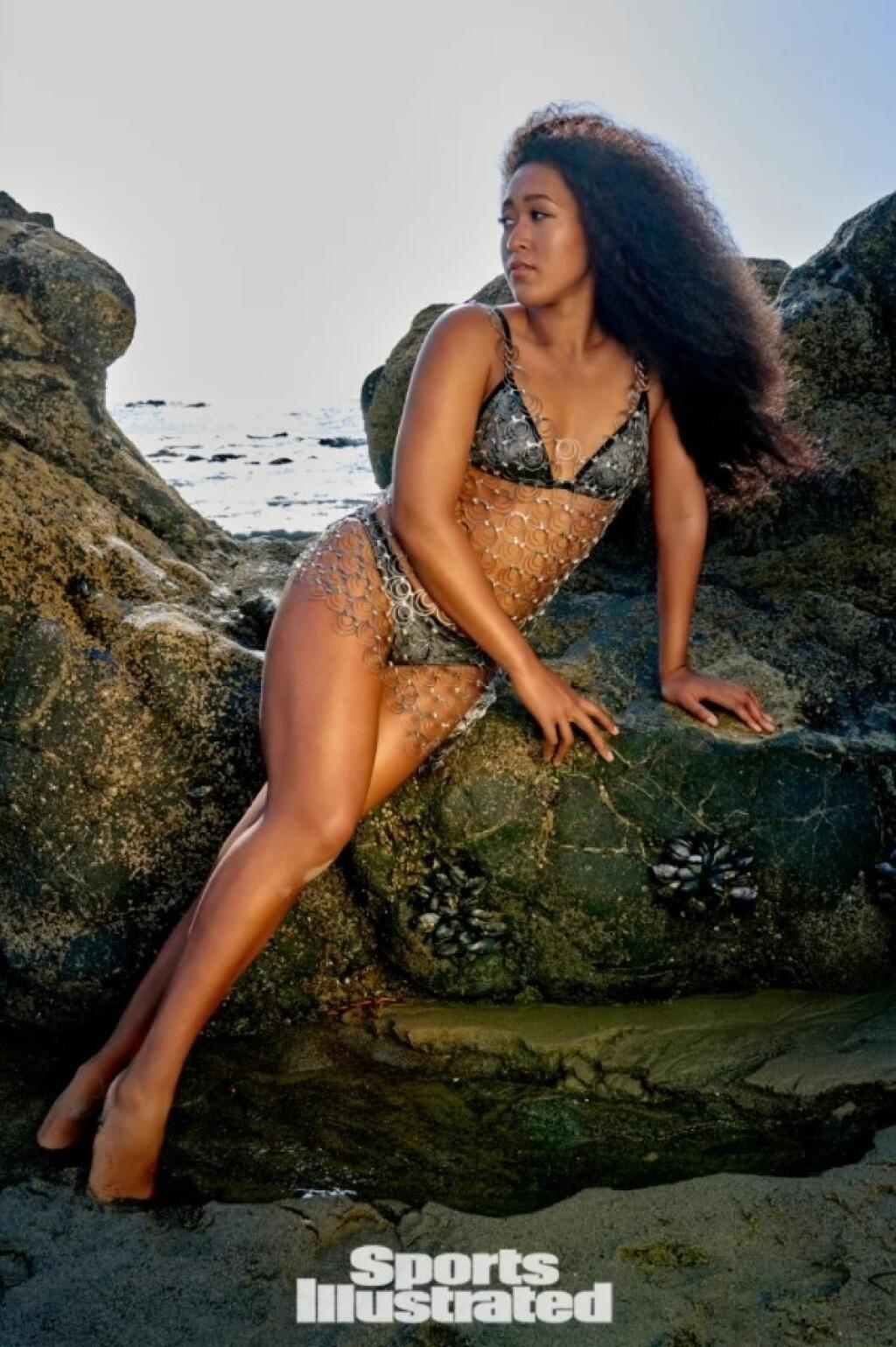 Japonská tenistka Naomi Osaková prekvapila fanúšikov. Odhalila svoje krivky pre prestížny magazín Sports Illustrated a hoci nepatrí medzi najkrajšie športovkyne, rozhodne sa je na čo pozerať.