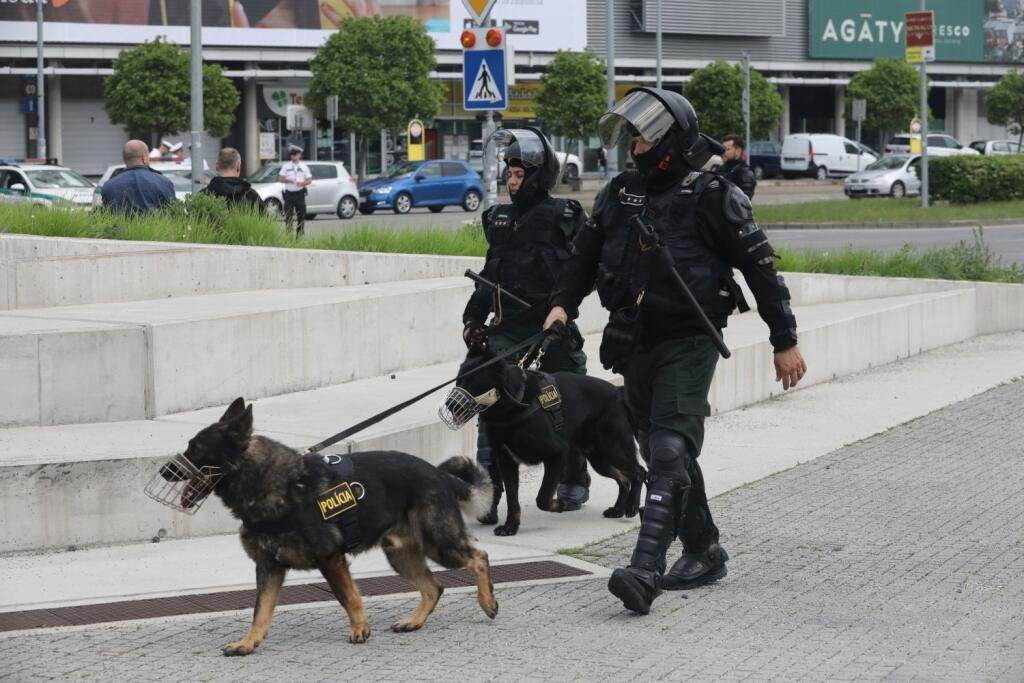 Finále Slovnaft Cupu medzi Slovanom Bratislava a Spartakom Trnava sprevádzali prísne opatrenia. Takto to vyzeralo v uliciach hlavného mesta pred príchodom fanúšikov Spartaka.