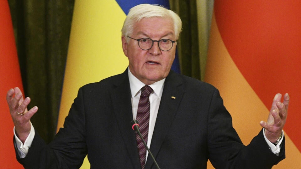 WA 37 Kyjev - Nemecký prezident Frank-Walter Steinmeier gestikuluje počas spoločnej tlačovej konferencie s ukrajinským prezidentom Volodymyrom Zelenským v Kyjeve v utorok 25. októbra 2022. FOTO TASR/AP
German President Frank-Walter Steinmeier, left, and Ukrainian President Volodymyr Zelenskyy shake hands during their meeting in Kyiv, Ukraine, Tuesday, Oct. 25, 2022. (AP Photo/Andrew Kravchenko)