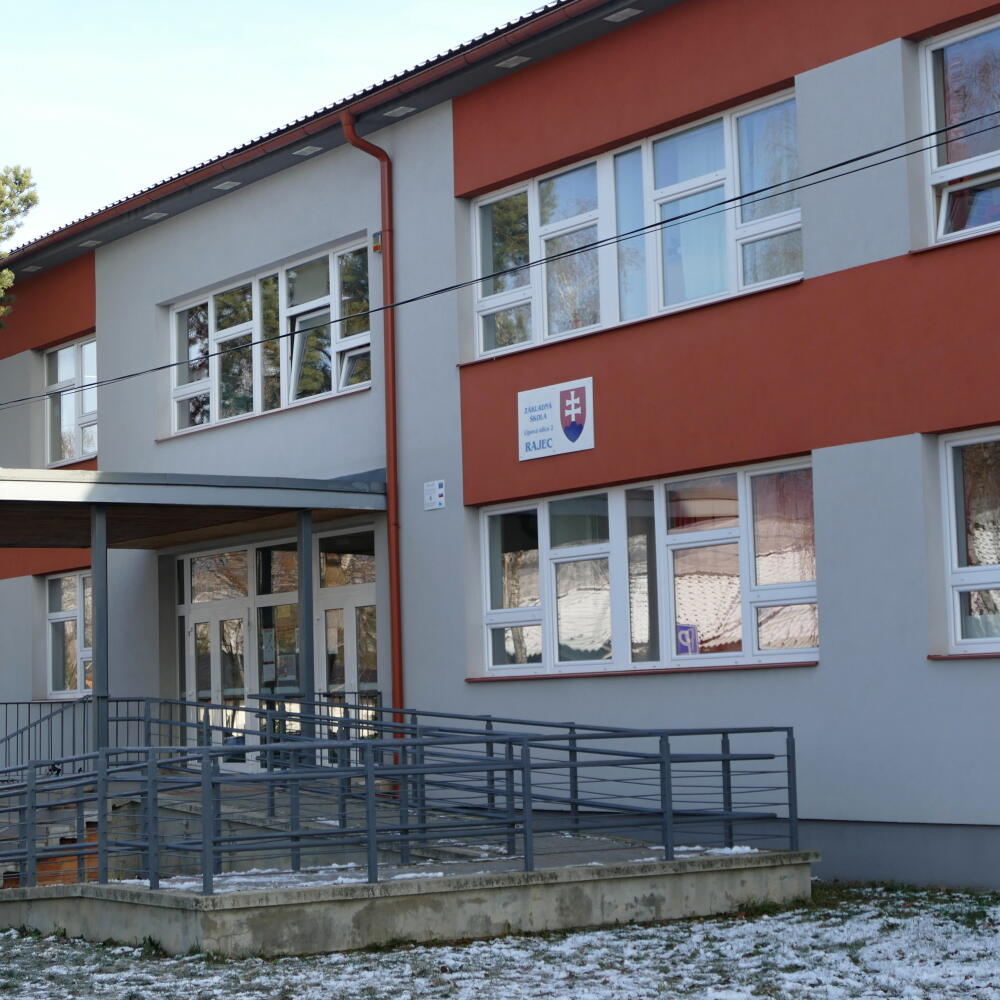 Mesto Rajec v okrese Žilina je centrom Rajeckej doliny. Prvýkrát sa písomne spomína v roku 1193 v listine kráľa Belu III. ako possessio Raich, v roku 1397 sa spomína ako mesto – opidum. Najslávnejším a najvýznamnejším remeslom bolo podľa primátora Rajca Milana Lipku garbiarstvo. Na snímke Základná škola v Rajci V Rajci dňa 6. decembra 2019. FOTO TASR - Erika Ďurčová