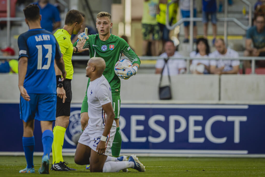 Na snímke Filip Baláž a Morten Krogh počas zápasu A-skupiny Majstrovstiev Európy vo futbale hráčov do 19 rokov medzi reprezenáciami Slovenska a Francúzska na Štadióne Antona Malatinského v Trnave.