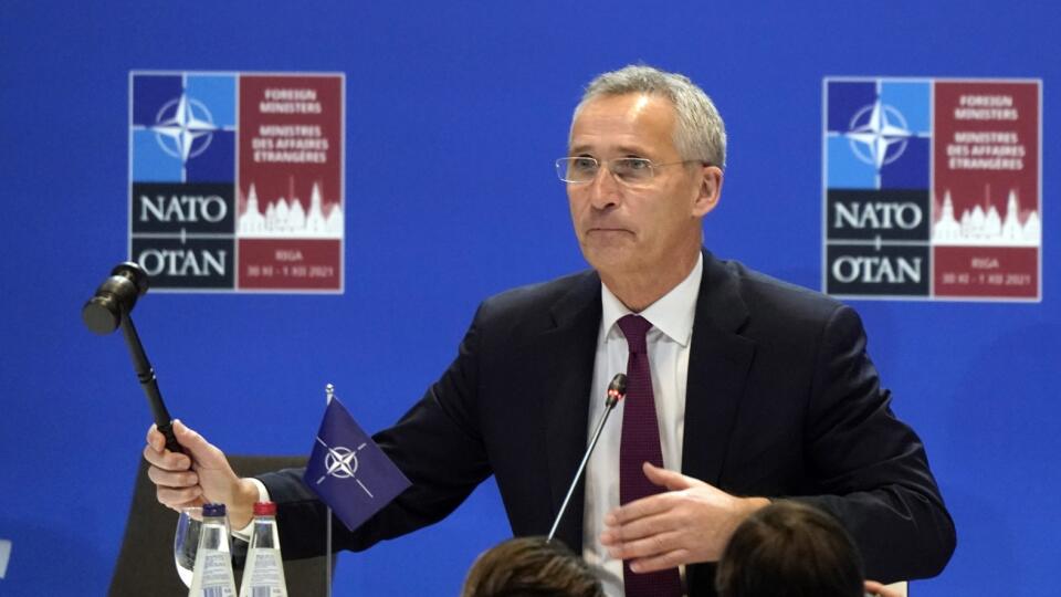 JB 9 Riga - Generálny tajomník NATO Jens Stoltenberg počas otvorenia druhého dňa zasadnutia Severoatlantickej rady (NAC) na úrovni ministrov zahraničných vecí, ktorému predsedá, v Rige 1. decembra 2021. FOTO TASR/AP
NATO Secretary General Jens Stoltenberg gestures as he opens the NATO Foreign Ministers meeting in Riga, Latvia, Wednesday, Dec. 1, 2021. (AP Photo/Roman Koksarov)