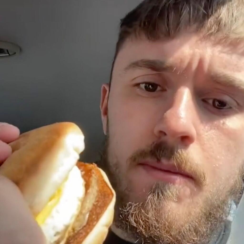 Fitnes tréner Oisin Mulligan predstavil svetu svoj netradičný plán chudnutia. Je založený výhradne na jedlách z fastfoodu. Za dva týždne sa mu napriek tomu podarilo schudnúť.