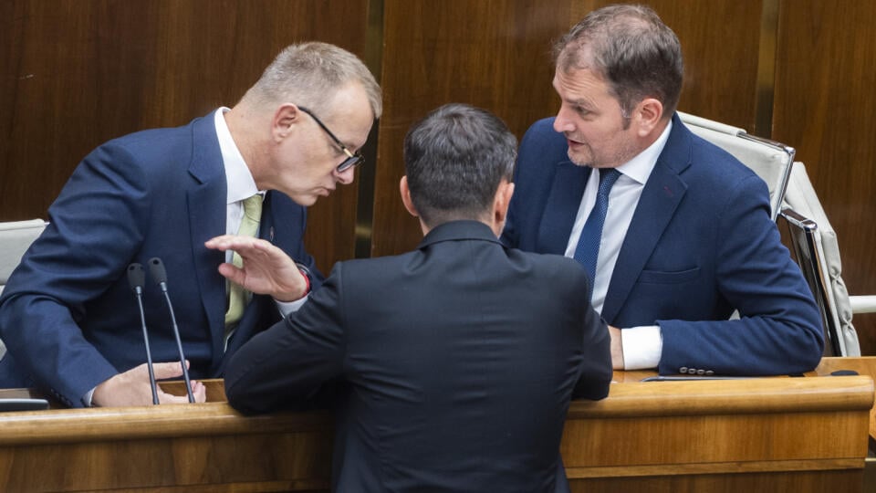 Na snímke zľava predseda NRSR Boris Kollár (Sme rodina), predseda vlády SR Eduard Heger (OĽaNO) a podpredseda vlády a minister financií SR Igor Matovič (OĽaNO) počas 71. schôdze Národnej rady SR v Bratislave 13. septembra 2022. FOTO TASR - Jaroslav Novák