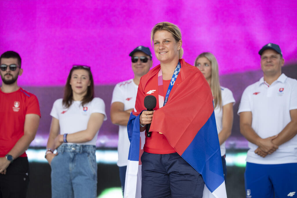 Autogramiáda slovenských olympionikov po návrate z japonského Tokia v X-Bionic Šamorín. Zlatá medailistka Zuzana Rehák-Štefečeková sa poďakovala na pódiu fanúšikom za podporu.