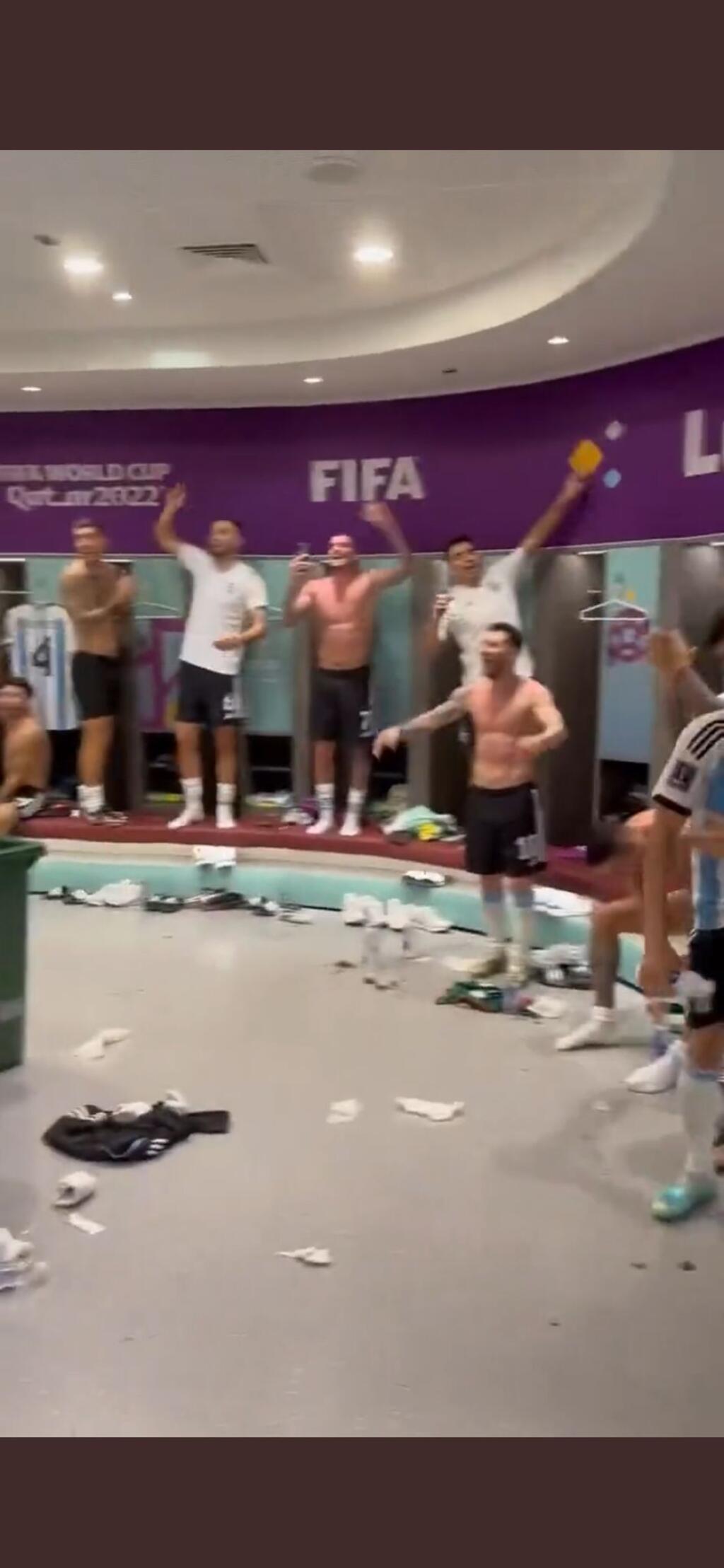 Keď si vyzúval kopačky, zavadil o dres