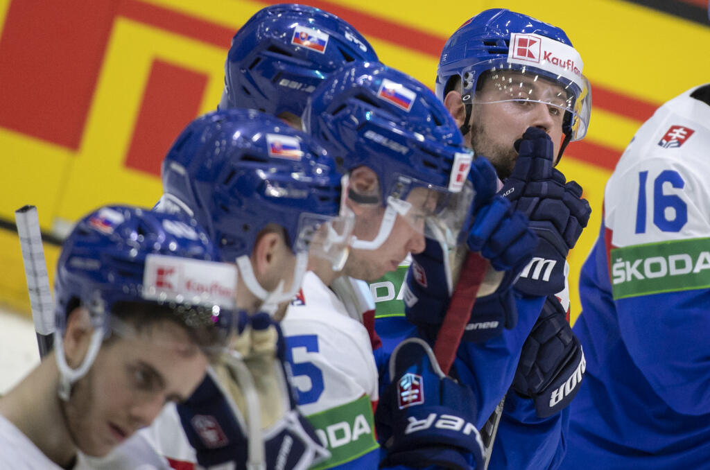 Na snímke slovenskí hokejisti reagujú po prehre 1:2 v zápase základnej A - skupiny Slovensko - Nemecko na 85. majstrovstvách sveta v ľadovom hokeji v Helsinkách v sobotu 14. mája 2022.