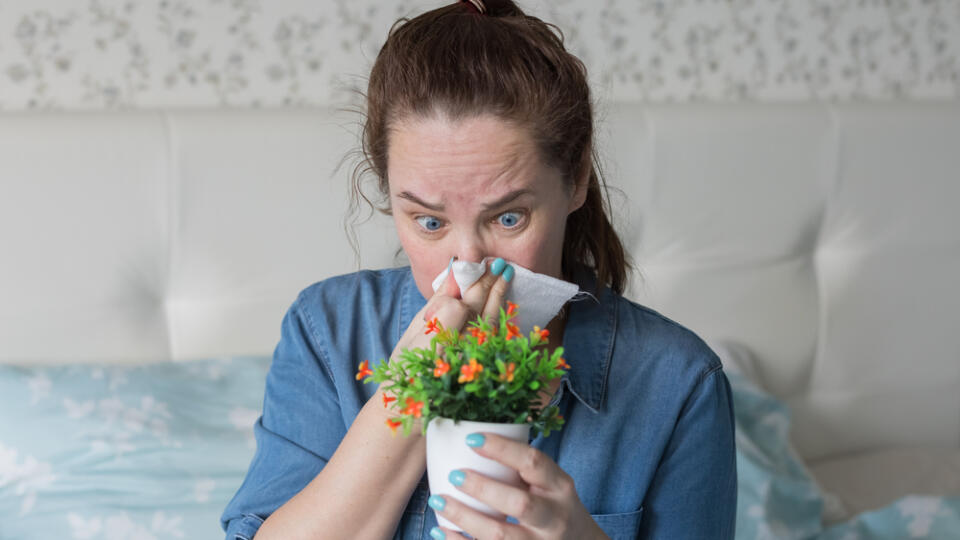 Caucasian,Woman,With,Allergies,To,Pollen,Of,Flowering,Plants,Holds