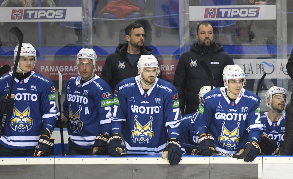 Na snímke lavička Spišská Nová Ves, vľavo v pozadí tréner Vlastimil Wojnar v zápase 21. kola hokejovej Tipos extraligy HC Košice - HK GROTTO Spišská Nová Ves 27. novembra 2022 v Košiciach.