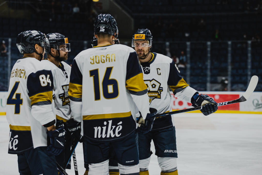 Na snímke Michal Sersen (Slovan)) počas zápasu 1.kola Tipos Extraligy 2021/2022 medzi HC Slovan Bratislava a HK Dukla Trenčín.