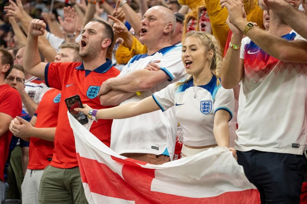 Astrid nechýba ani na tribúne počas MS vo futbale v Katare. Na zápas prišla, ako inak, naostro a všetkým tak odhalila presvitajúce bradavky.