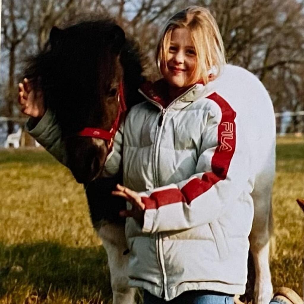 V mladšom veku sa Gina-Maria na svojho otca absolútne nepodobala, no časom z nej vyrástla jeho verná kópia, ktorá však namiesto pretekárskej prilby nosí na hlave westernový klobúk.