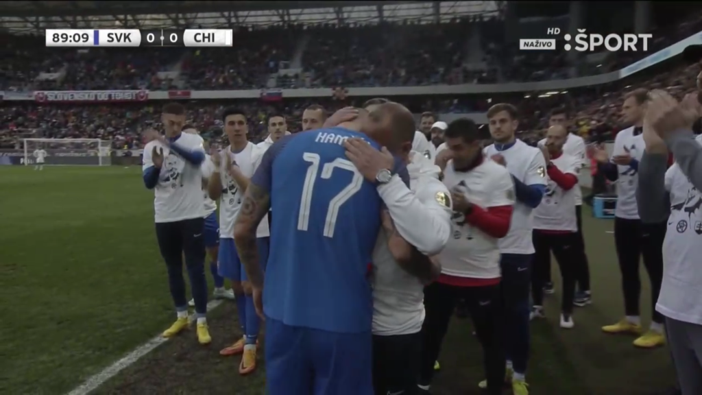 Naši reprezentanti sa poďakovali a rozlúčili s Marekom Hamšíkom vo veľkom štýle. Napokon skončil v trénerovej náručí, ktorý ho utešoval.