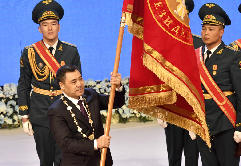 WA 35 Biškek - Nový kirgizský prezident Sadyr Žaparov počas slávnostnej prísahy v hlavnom meste Biškek vo štvrtok 28. januára 2021. V prezidentských voľbách, ktoré sa v tejto stredoázijskej krajine konali 10. januára, zaznamenal drvivé víťazstvo ziskom 80 percent hlasov. FOTO TASR/AP 

The new Kyrgyzstan President Sadyr Zhaparov holds presidential standard during his inauguration ceremony in Bishkek, Kyrgyzstan, Thursday, Jan. 28, 2021, after he won the January 10 snap election. (AP Photo/Vladim