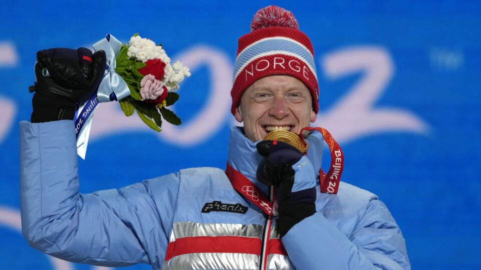 Nórsky biatlonista Johannes Thinges Bö sa teší na pódiu zo zisku zlatej olympijskej medaily v šprinte mužov na 10 km.