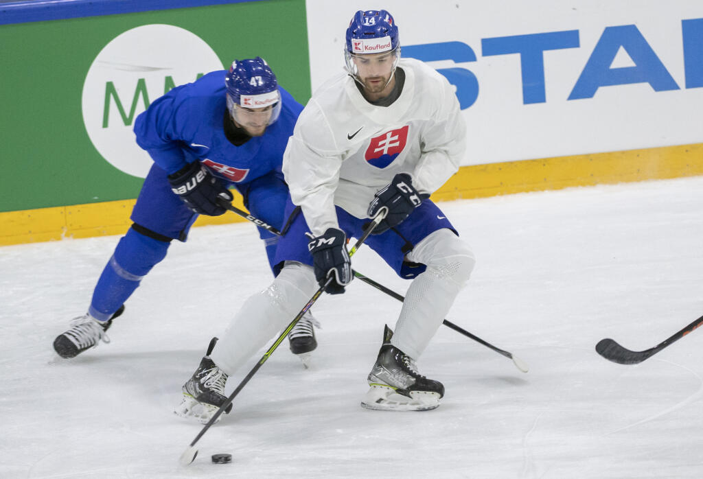 Na snímke slovenskí reprezentanti vľavo Mário Lunter a vpravo Peter Čerešňák počas tréningu na 85. majstrovstvách sveta v ľadovom hokeji v Helsinkách.
