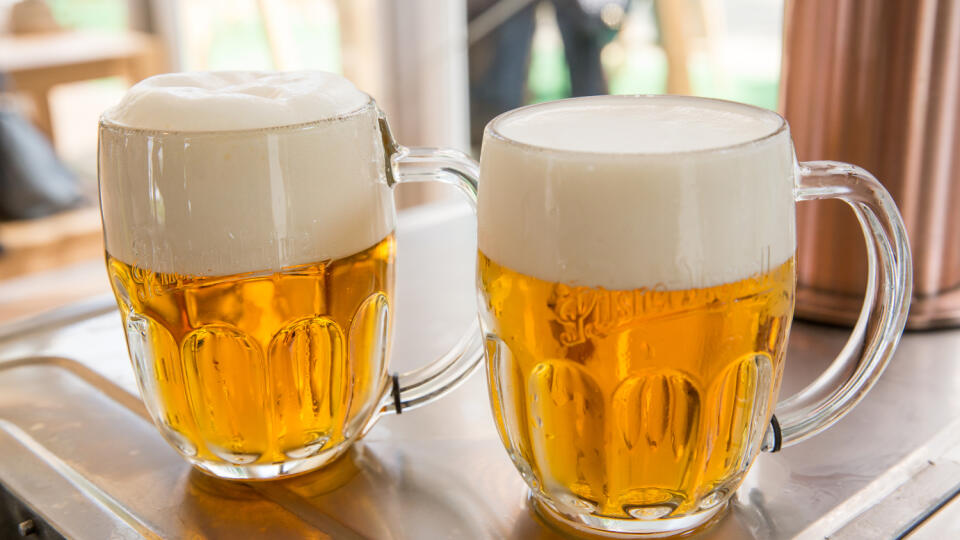 Aký je rozdiel medzi dobre a zle načapovaným pivom? Ak pivo načapujete správne, pena je krémová až smotanová, hladká a vydrží počas celého pitia. Obláčik peny chráni mok pred zvetrávaním. Ak ste pivo načapovali do mokrého, dobre vychladeného a správne umytého pohára, na skle nie sú vidieť vidieť bublinky. Zle načapované pivo má kopcovitú, suchú a bublinkavú penu. Počas pitia nezostávajú kruhy po pene na stene pohára. Ak bol pohár teplý, suchý či nesprávne umytý, nie však špinavý, uvidíte na skle