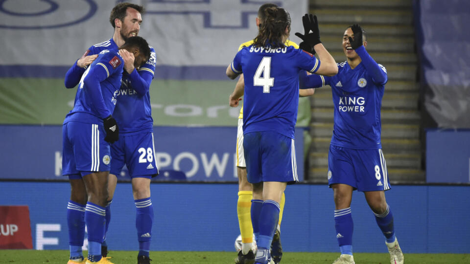 JB 17 Leicester - Hráč Leicesteru Kelechi Iheanacho (vľavo) oslavuje so spoluhráčmi úvodný gól vo futbalovom zápase 5. kola Pohára FA Leicester City - Brighton & Hove Albion v Leicesteri 10. februára 2021. FOTO TASR/AP
Leicester's Kelechi Iheanacho, left, celebrates with teammates after scoring his side's opening goal during the English FA Cup fifth round soccer match between Leicester City and Brighton and Hove Albion at the King Power Stadium in Leicester, England, Wednesday, Feb. 10, 2021. (