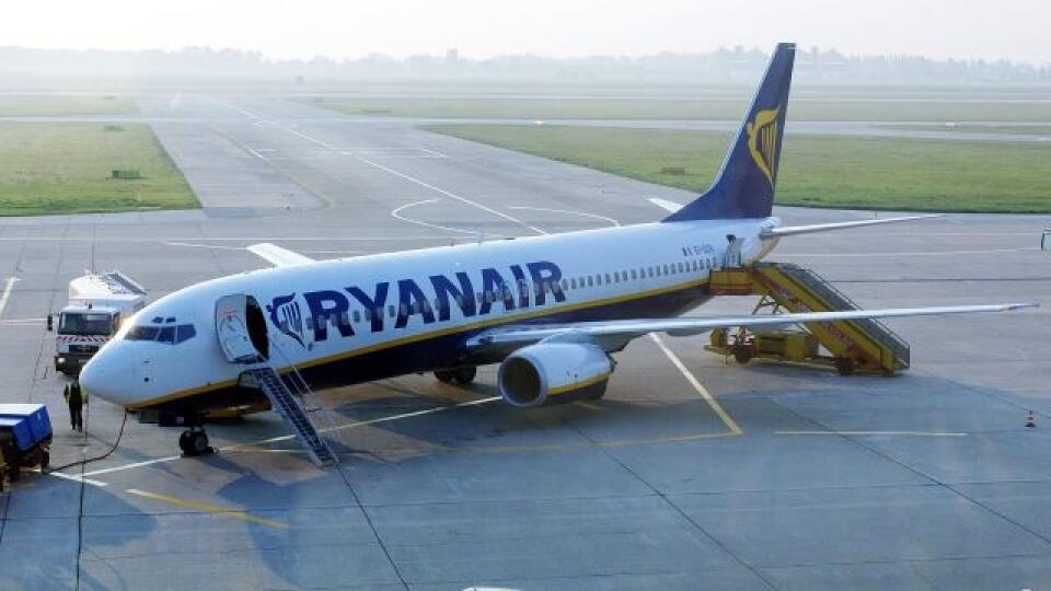 Na snímke lietadlo spoločnosti Ryanair na letisku v Bratislave. FOTO TASR - Pavel Neubuaer
