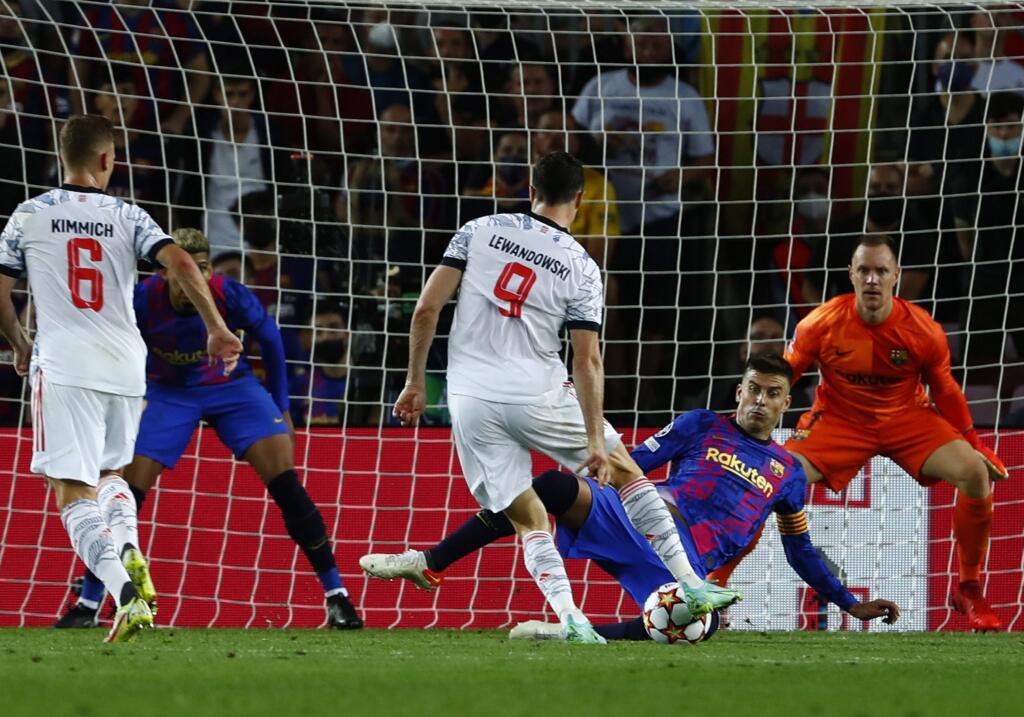 EBE 2 Barcelona - Na snímke uprostred poľský útočník Bayernu Robert Lewandowski strieľa svoj druhý gól a tretí mužstva v 85. minúte v zápase 1. kola E-skupiny Ligy majstrov vo futbale FC Barcelona - Bayern Mníchov (0:3) v Barcelone 14. septembra 2021. FOTO TASR/AP
Bayern's Robert Lewandowski scores his side's 3nd goal during a Champions League group E soccer match between F.C. Barcelona and Bayern at Camp Nou stadium in Barcelona, Spain, Tuesday, Sept. 14, 2021. (AP Photo/Joan Monfort)