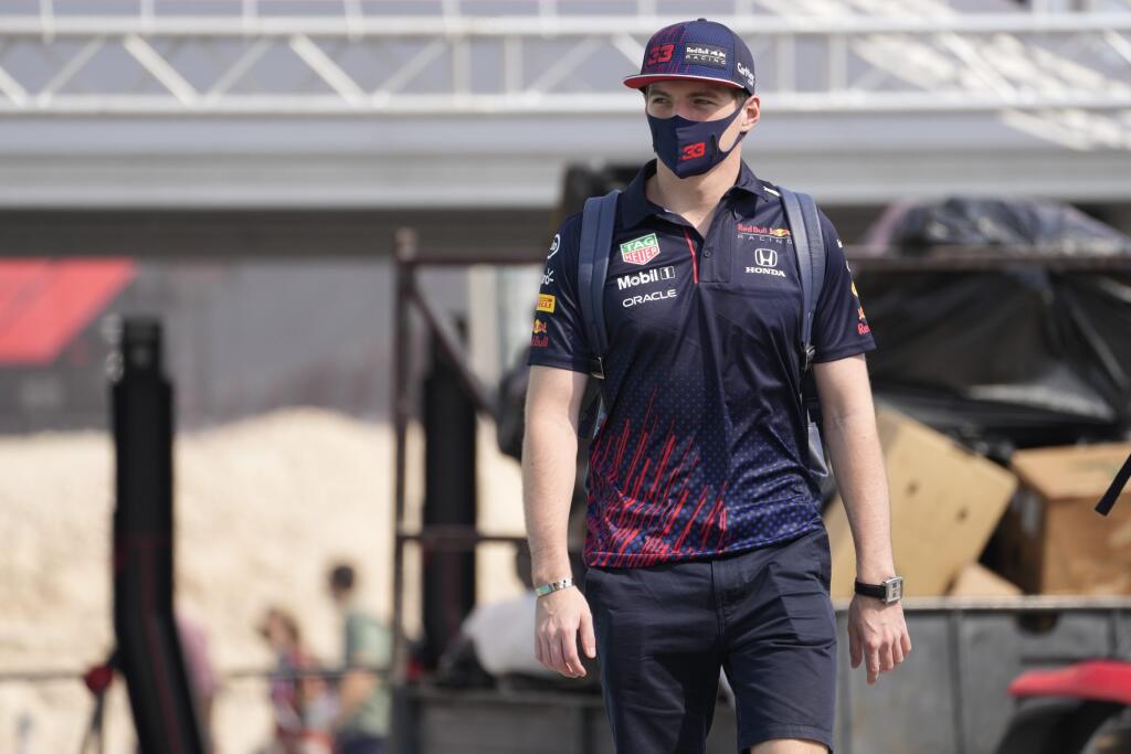 Holandský pilot formuly 1 Max Verstappen v tímu Red Bull prichádza na prvý tréning pred nedeľnou Veľkou cenou.
Red Bull driver Max Verstappen of the Netherlands arrives for the first practice session Losail, Qatar, Friday Nov. 19, 2021 ahead of the Qatar Formula One Grand Prix. (AP Photo/Darko Bandic)