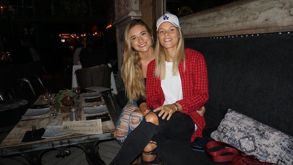 Ďalší futbalový párik. Kristie Mewisová (28) pochádza z USA, ale ani to jej nebránilo zaľúbiť sa do anglickej súperky Rachel Dalyovej (27). Napriek tomu sa obe veľmi podporujú. Randia spolu už viac ako dva roky. Dalyová je hráčkou amerického Houstonu, takže ku svojej milej to nemá ďaleko.
