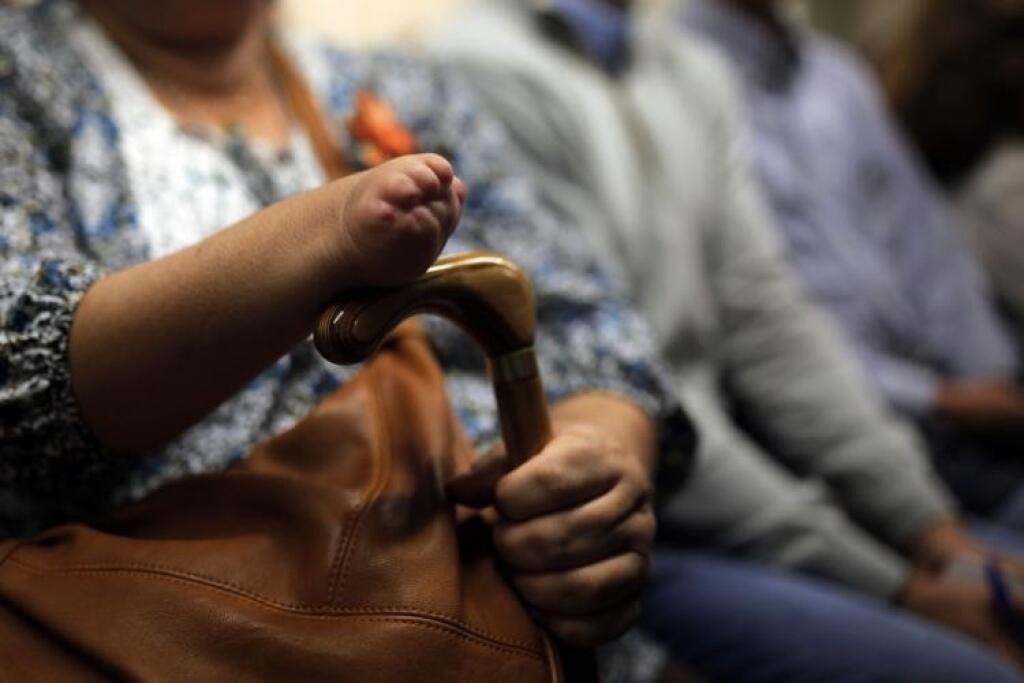 Tisícky obetí zmrzačených liekom proti tehotenským nevoľnostiam neodškodnia