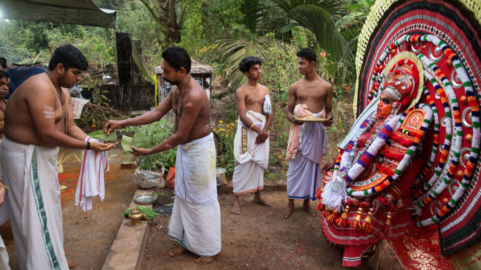 KERALA, INDIA Rituál tejjam v dedine Padannappuram považujú veriaci za spojenie s Bohom a prosia počas neho o požehnanie. Viac o projekte Ópium ľudstva na: www.michalnovotny.com.
