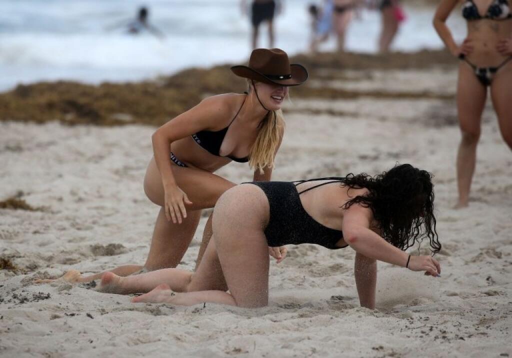 Tenistka Eugenie Bouchardová s počas dovolenky na Miami pobila s kamarátkou priamo na pláži. V zápale boja jej vyskočila z plaviek bradavka.