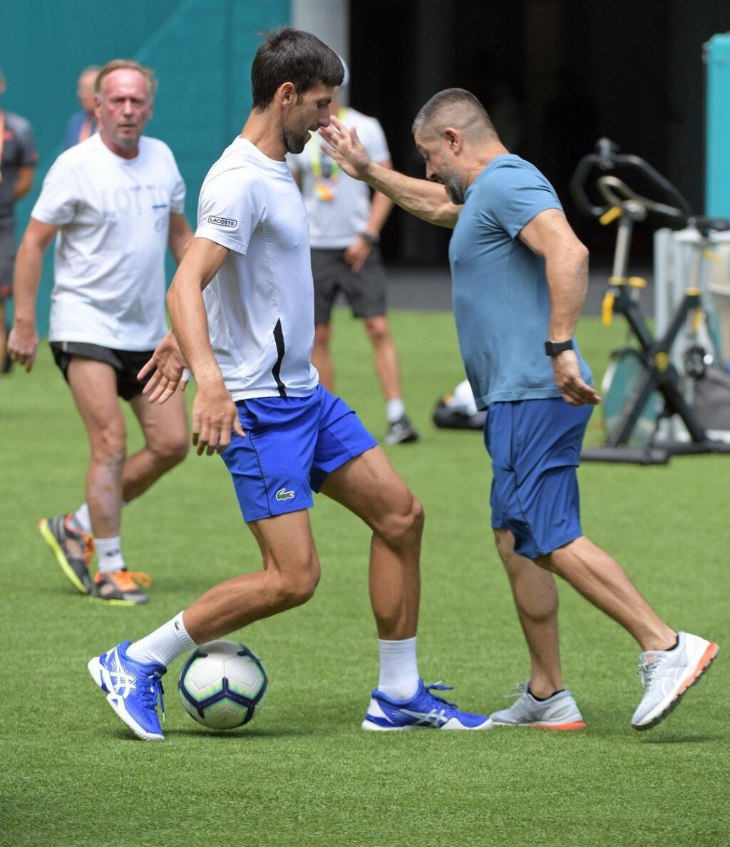 Srbský tenista Djokovič si zahral futbal so svojím trénerom Mariánom Vajdom.
