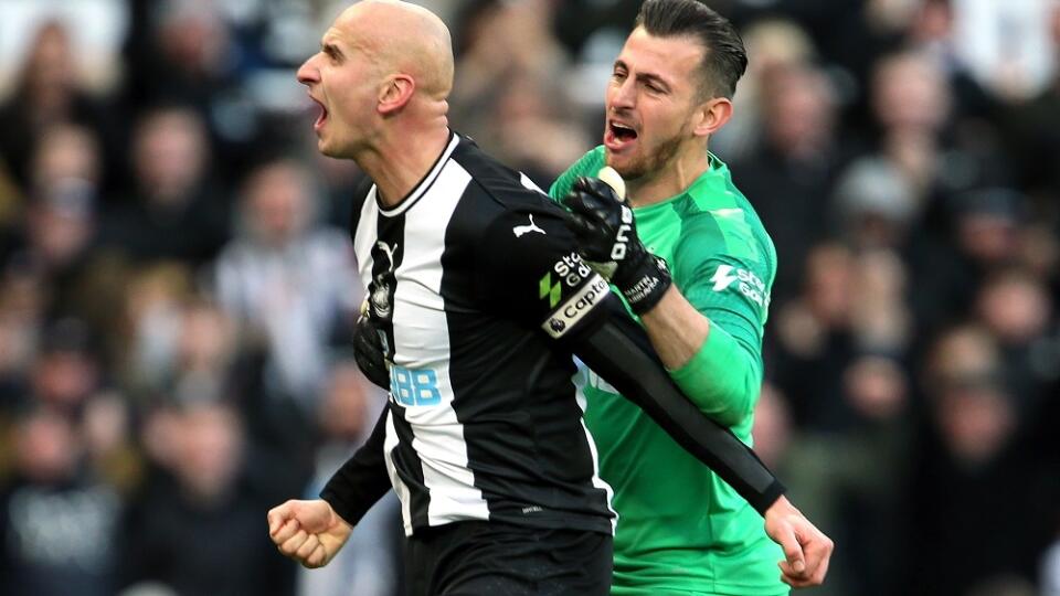 Jonjo Shelvey a Martin Dúbravka.