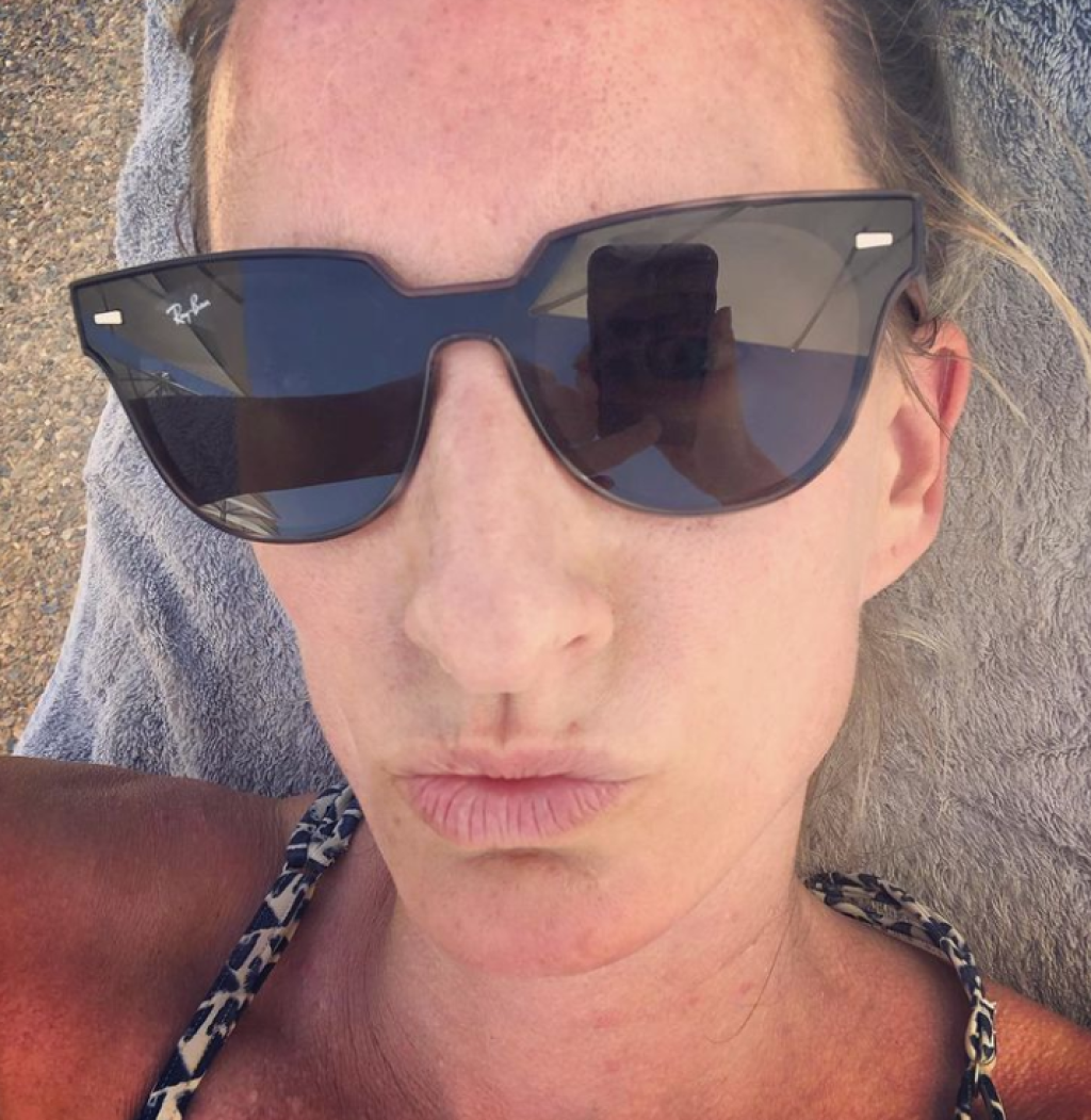 Adela objavila čaro sociálnych sietí a na fotografiách sa ukazuje aj v nie príliš lichotivých pózach.