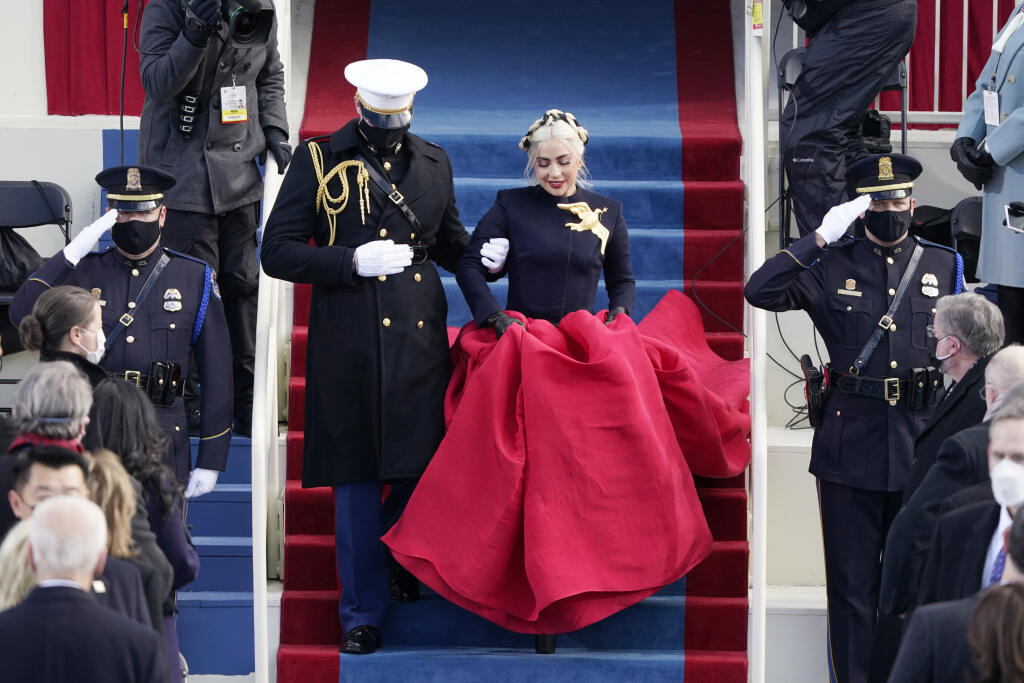Lady Gaga prichádza na pódium.