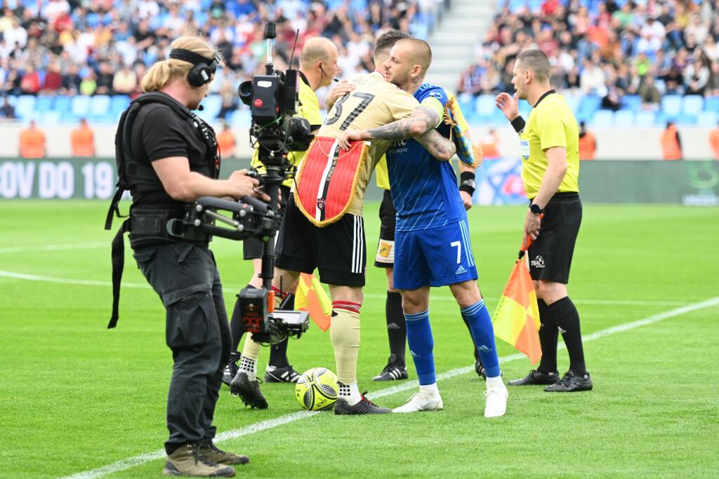 Na snímke zľava kapitán Trnavy Martin Škrtel a kapitán Slovana Vladimír Weiss ml. sa objímajú pred začiatkom finálového zápasu Slovenského pohára - Slovnaft Cupu.