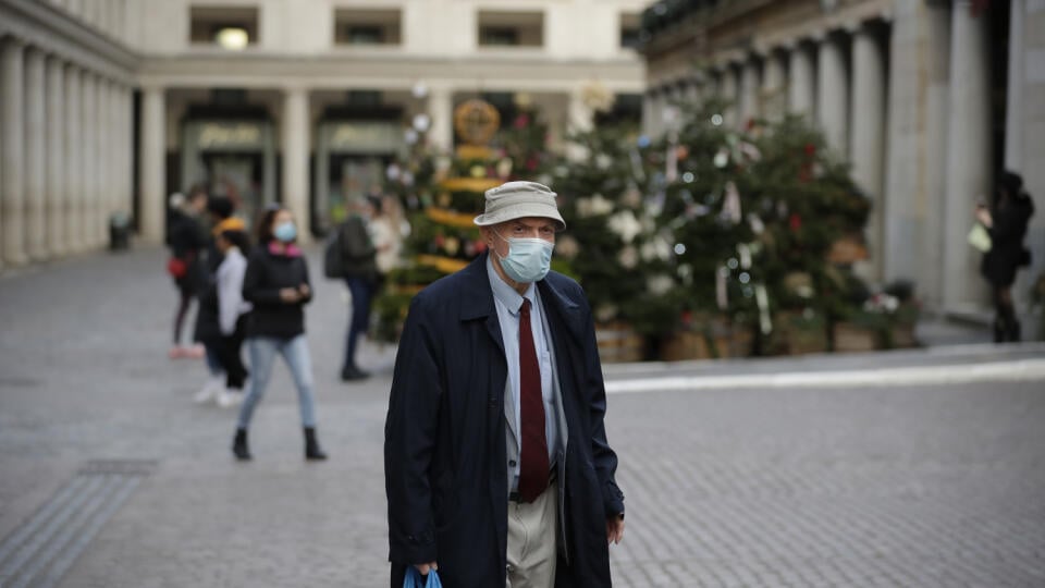 JB 21 Londýn - Muž s ochranným rúškom kráča okolo vianočných stromčekov počas druhého lockdownu na ulici Covent Garden v Londýne 26. novembra 2020. Čiastočný lockdown na území Anglicka sa skončí 2. decembra, oznámil v pondelok britský premiér Boris Johnson. Čiastočný lockdown s rozsiahlymi obmedzeniami týkajúcimi sa najmä spoločenských aktivít platí v Anglicku od 5. novembra.