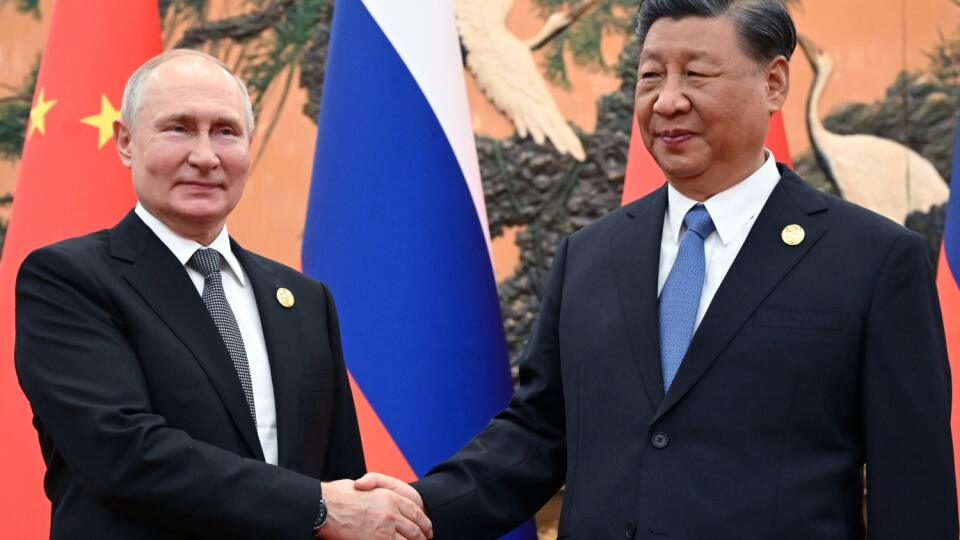 WA 1 Peking - Na snímke zľava ruský prezident Vladimir Putin a čínsky prezident Si Ťin-pching pózujú počas stretnutia v Pekingu v stredu 18. októbra 2023. FOTO TASR/AP
Chinese President Xi Jinping, right, and Russian President Vladimir Putin pose for a photo prior to their talks on the sidelines of the Belt and Road Forum in Beijing, China, on Wednesday, Oct. 18, 2023. (Sergei Guneyev, Sputnik, Kremlin Pool Photo via AP)