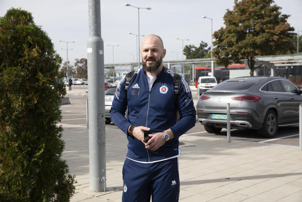 Na snímke sú futbalisti a funkcionári Slovana Bratislava pred odletom do Bazileja.