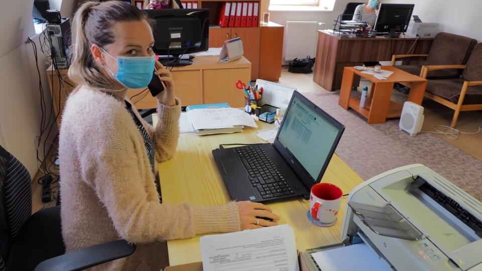 Ani štyri linky na epidemiológii, dve na oddelení hygieny výživy a telefón do kancelárie pani riaditeľky, občas na Orave nezvládajú nápor.