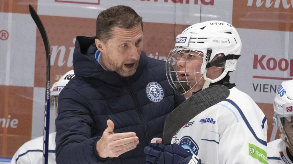 Na snímke vľavo tréner Antonín Stavjaňa a Šimon Nemec (obaja Nitra) v prvom finálovom stretnutí Kaufland play off Tipos extraligy HC Slovan Bratislava - HK Nitra 22. apríla 2022 v Bratislave.