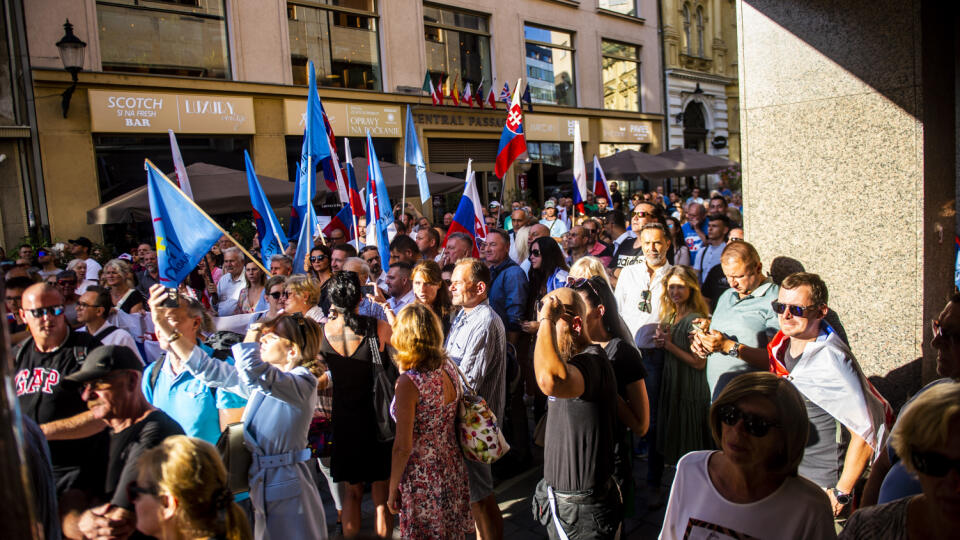 Na snímke účastníci počas protestu proti aktuálnej reklamnej kampani bratislavského Divadla Pavla Országha Hviezdoslava (DPOH) na novú divadelnú sezónu 6. septembra 2023 v Bratislave. FOTO TASR - Jakub Kotian